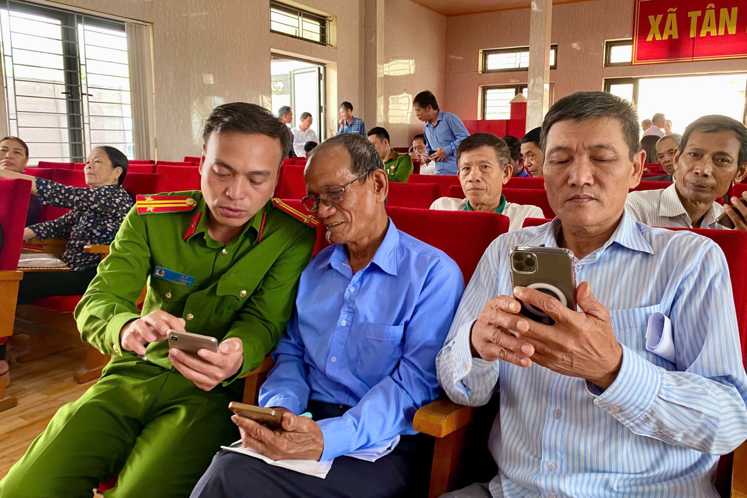 Công an xã Tân Minh tổ chức hướng dẫn người dân cài đặt Sổ sức khỏe điện tử trên ứng dụng VNeID